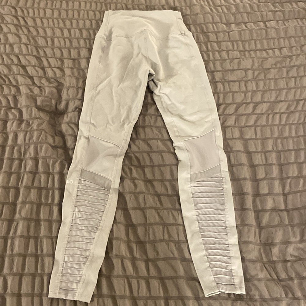 Alo Yoga moto leggings, high waisted in alloy, sz XS - Picture 6 of 6